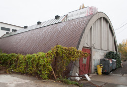 Obr. 1. Experimentální parabolická hala typu Šipro v Bratislavě, 2017. Foto: Jan Zikmund