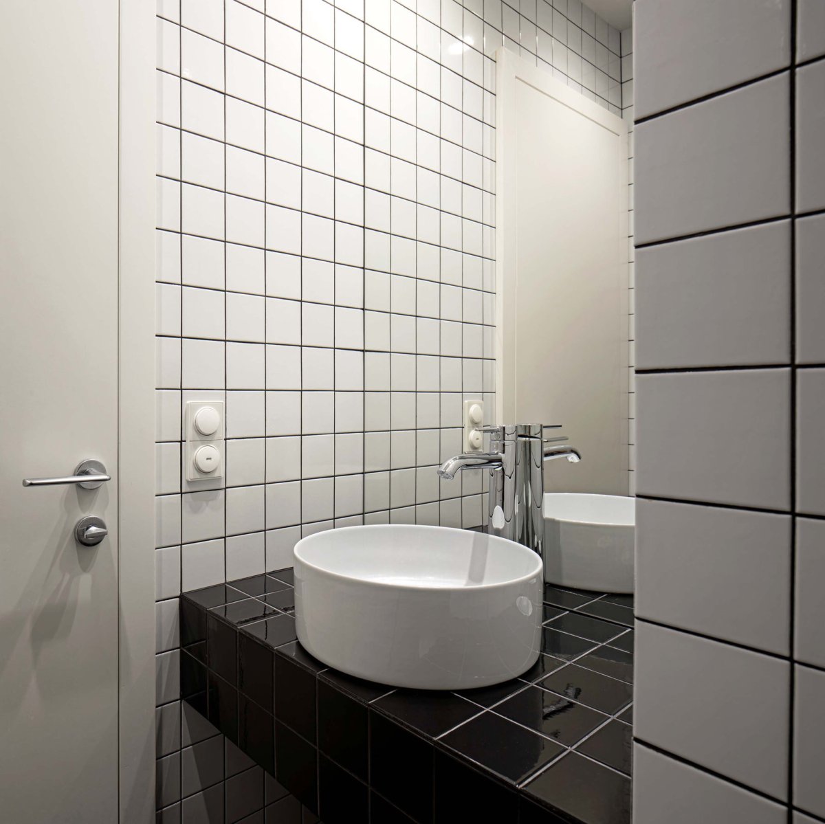Pohled na WC (Rekonstrukce bytu v Praze-Libni; Matika Architecture)