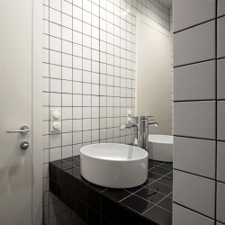 Pohled na WC (Rekonstrukce bytu v Praze-Libni; Matika Architecture)
