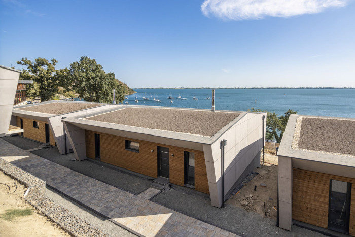 Rezidenční projekt Slnečná Lagúna nabízí devět villadomů přímo na břehu slovenského moře Zemplínské šíravy s pláží, vstupem do vody a možností vodních aktivit. Součástí každého villadomu je pozemek a parkovací stání. Použitý materiál: tvárnice Ytong Statik, příčkovky Ytong, strop Ytong Ekonom (Villadomy Slnečná lagúna na Zemplínské Šíravě)
