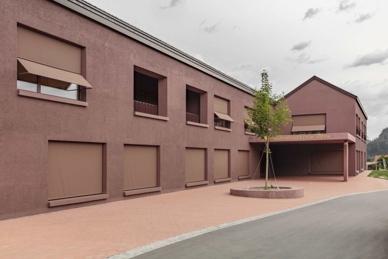 Padevilla architects - Vzdělávací centrum v malé rakouské obci: Zemité barvy použité v exteriéru i interiéru působí vřelým dojmem