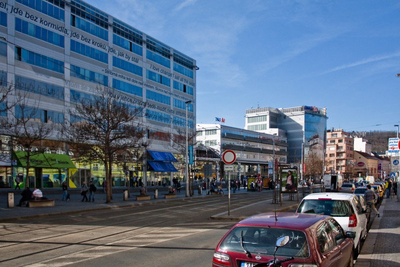 Budova představuje příklad citlivého propojení architektonického gesta, kvalitního urbanismu a veřejného prostoru. (Zlatý Anděl; A8000)