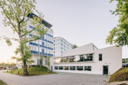 Její administrativní budova ale od roku 2013 chátrala, nyní prošla rekonstrukcí. (Ateliér v panelárně od A8000)