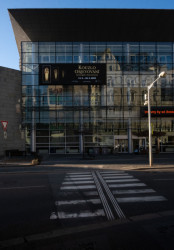 Procházku po centru města můžete začít u Krajské vědecké technické knihovny od architekta Radima Kousala z libereckého ateliéru SIAL.