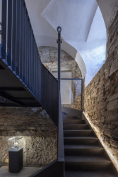 Expozice Skrytý středověk na zámku Bílovec, opus architekti: Když do expozice vstoupíte, ocitnete se v nejvyšším bodě suterénu, postupně pak budete klesat hlouběji, až nakonec vyjdete na zámeckém nádvoří