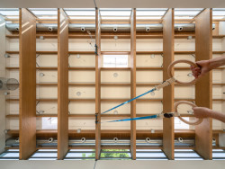 SOKEC v Hrušovanech u Brna, caraa.cz/Atelier KAVA: Budovou prostupuje bílá barva a dřevo