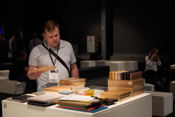 Výstava udržitelných materiálů WISE HABIT lákala návštěvníky.