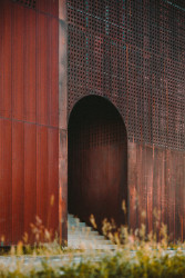 Vedle navázání na původní hmotu architektka uplatnila taky architektonické prvky z historické budovy - třeba oblouk.