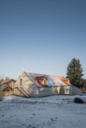 Dnes tu je sál a ubytování. (Komunitní centrum v bývalé stodole, studio Raketoplán)