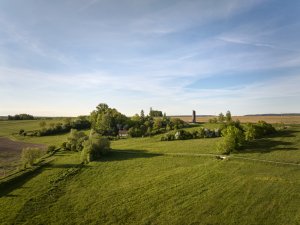 Cíle cest je projekt města Litomyšl. Jsou to drobné intervence do krajiny od architektů. (Rozhledna na Litomyšl, atelier-r)