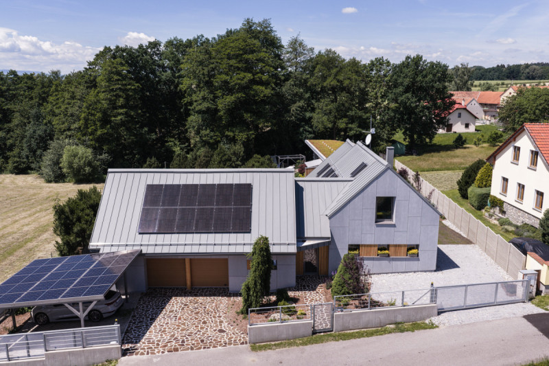 Starý dům po rekonstrukci a nový ateliér. Spojuje je vláknocement na fasádě (Nízkoenergetický dům; Josef Vostracký)
