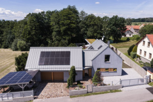 Starý dům po rekonstrukci a nový ateliér. Spojuje je vláknocement na fasádě (Nízkoenergetický dům; Josef Vostracký)