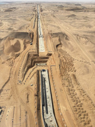 Na místě saúdského megaprojektu The Line zatím místo utopie budoucnosti stojí spíše rozsáhlé staveniště.