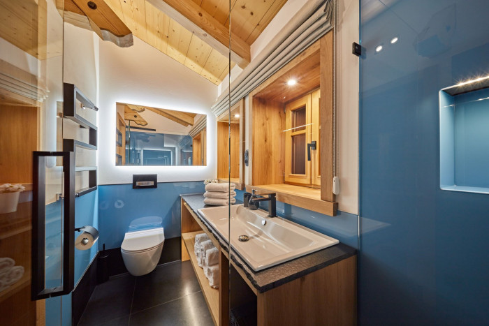 Společnost Roubenky Roubal zajišťuje návrh i realizaci interiérů roubenek, včetně dobového či moderního nábytku a vybavení.