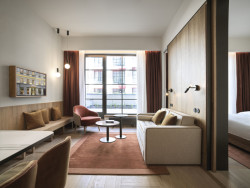 Ateliér R21 Architects a studio Matteo Thun & Partners zrekonstruovali palác na Senovážném náměstí. Nově slouží jako nadstandartní hotel.