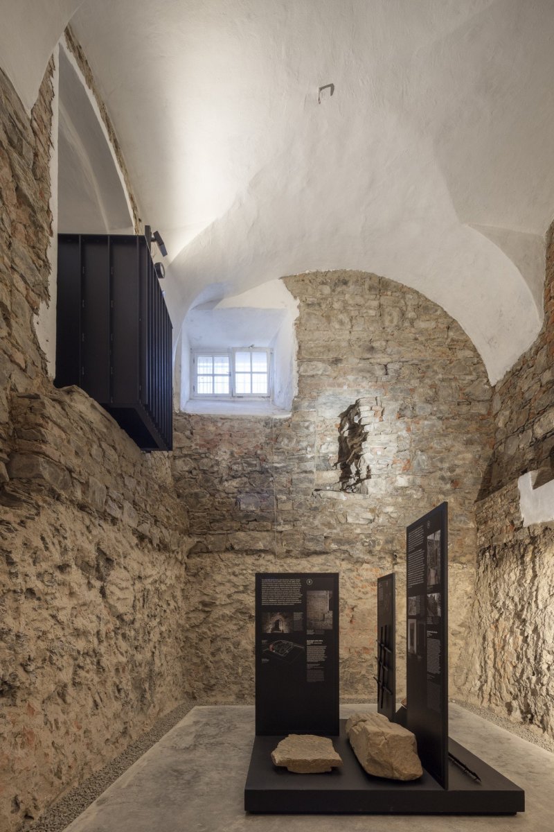 Expozice Skrytý středověk na zámku Bílovec, opus architekti: Ti stojí v rámci první etapy rekonstrukce zámku za řešením dnešní podoby gotických sklepních prostor s expozicí Skrytý středověk