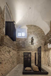 Expozice Skrytý středověk na zámku Bílovec, opus architekti: Ti stojí v rámci první etapy rekonstrukce zámku za řešením dnešní podoby gotických sklepních prostor s expozicí Skrytý středověk