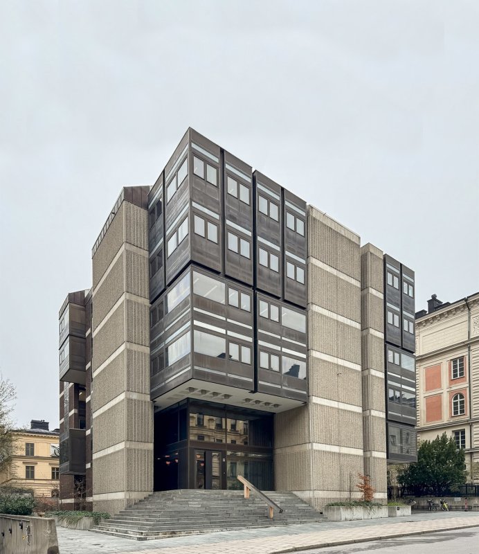 Československá ambasáda, od týmu architektů vedeného Janem Bočanem, 1972

