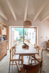 Zařízení interiérů je materiálově střídmé. Podlahy jsou z leštěného betonu, stěny bíle omítnuté a nábytek převážně ze dřeva. (Rodinný dům v Kohoutovicích, Ateliér Kopecký)