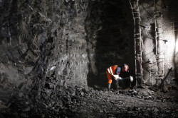 Stůl z hlíny, design Janský & Dunděra