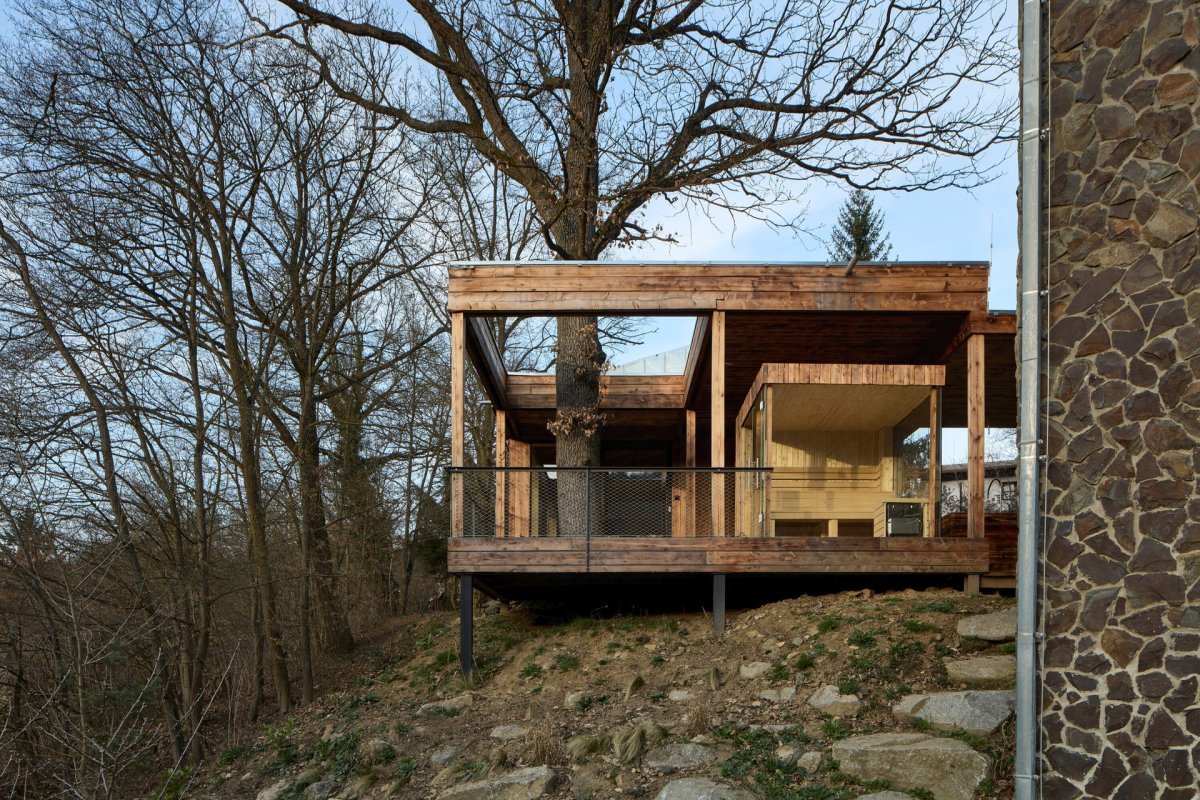 Povedlo se zachárnit dokonce vzrostlý dub, který teď domem prorůstá. (Dům Medník, päivä architekti)