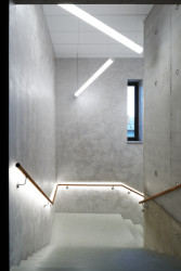 Na balkón a do tanečního sálu je pak vstup po schodišti. (Kulturní dům v Letohradě; architekti.in)