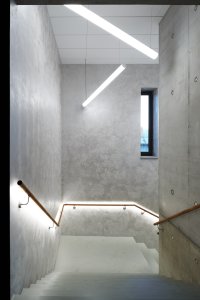 Na balkón a do tanečního sálu je pak vstup po schodišti. (Kulturní dům v Letohradě; architekti.in)