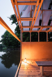 Tea house Pavilion, GRAU Architects: Diagonálně upevněná textilie ve dvou výškových úrovních vnitřní prostor částečně chrání před sluncem a deštěm