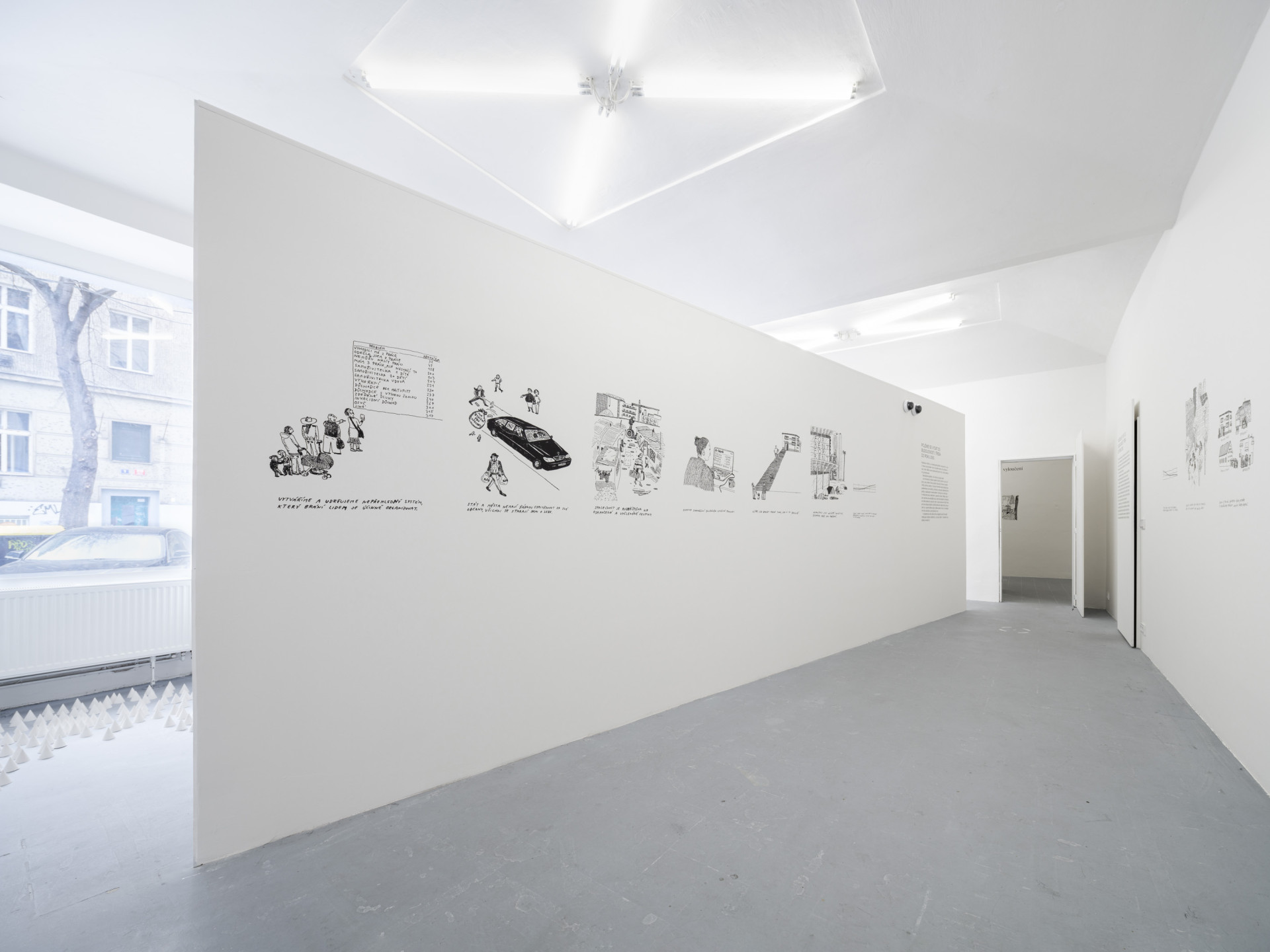 Od 15. března do 4. května 2024 probíhá v galerii VI PER výstava s názvem Čí je to problém? Bezdomovectví mezi Prahou a New Yorkem.