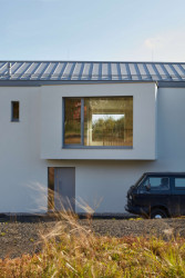 Detail arkýře, který tvoří zároveň stříšku nad hlavním vchodem. (Novostavba rodinného domu, Tisá; 2xpa)