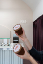 Interiér zmrzlinárny v Brně od architektky Barbory Kudelové