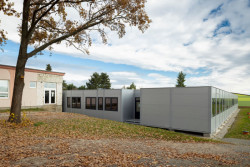 Škola se skládá z modulů dodaných KOMA MODULAR.