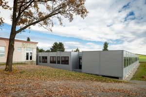 Škola se skládá z modulů dodaných KOMA MODULAR.