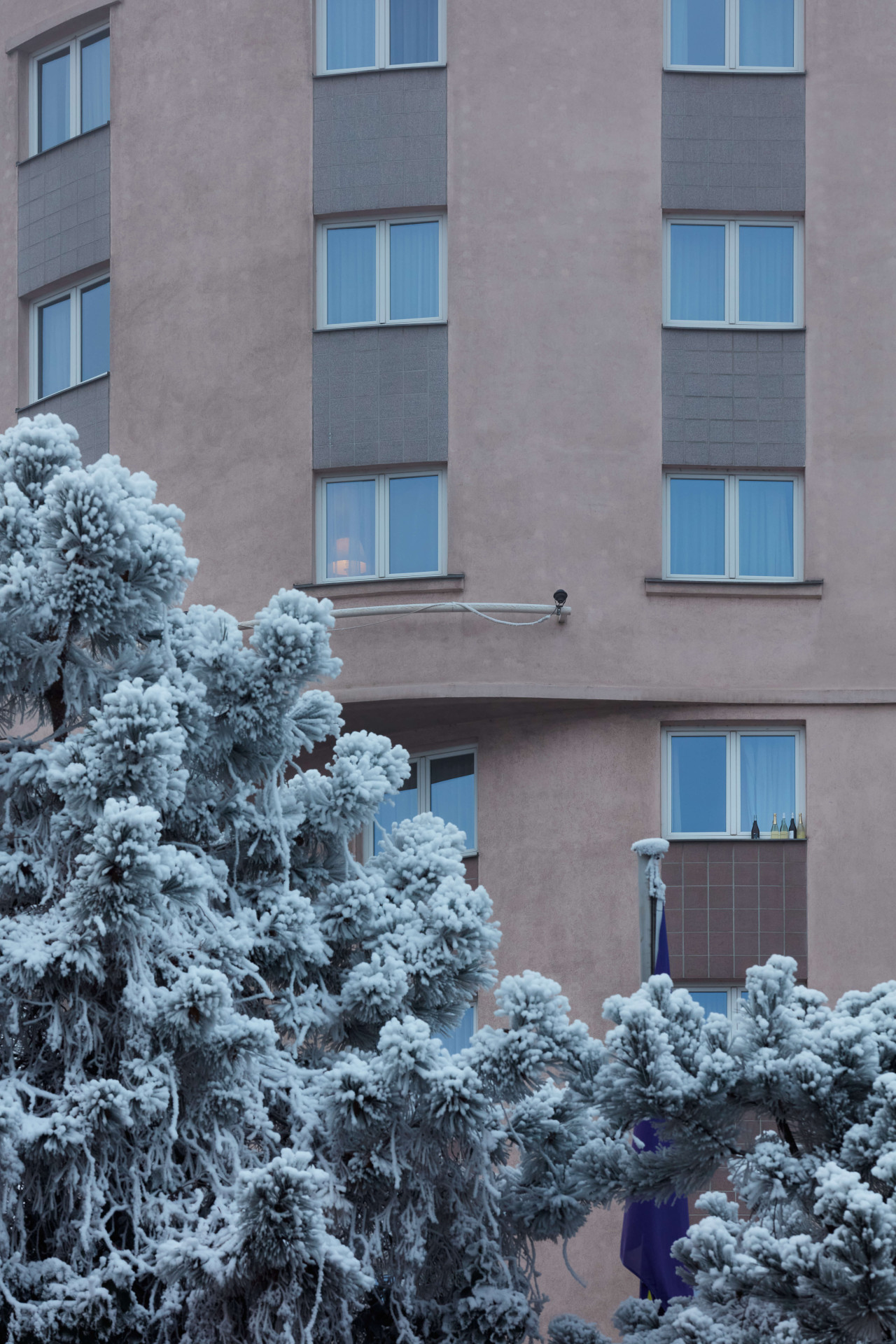 Umístit velké hotely mimo centrum bylo strategické rozhodnutí. Jeho cílem bylo zabránit „zahlcení městského centra turisty“, jak už před třiceti lety řekl novinářům z Lidových novin tehdejší radní Michael Hvížďala. To se ukázalo jako prozíravé.
