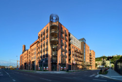 Dříve lihovar, dneska 240 bytů všech velikostí. A vyrostou další byty, kanceláře a restaurace.