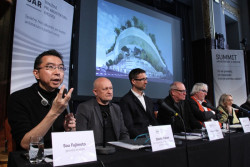 Březnový Summit architektury a rozvoje, zleva: Sou Fujimoto (Japonsko), Zdeněk Fránek, Pavel Hnilička, Josef Pleskot, Ladislav Lábus, Eva Jiřičná.