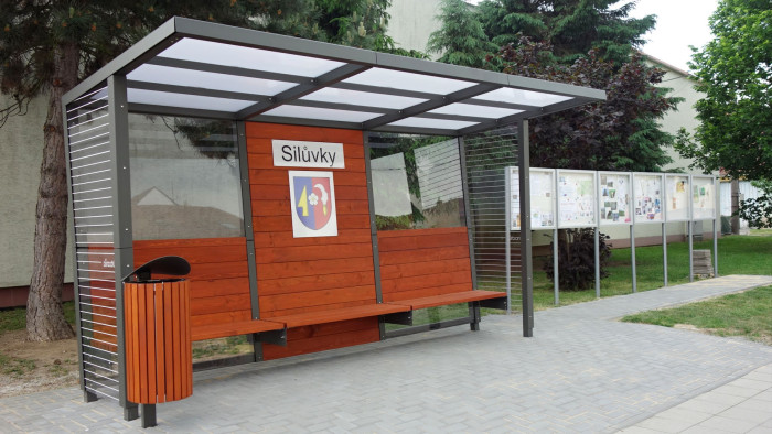 Uvnitř koše je zinkovaná nádoba o objemu 50 litrů. (Koš Tubo od Urbania)