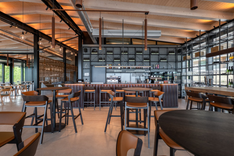 Restaurace má různé zóny s různým mobiliářem, tak aby se hodila pro různé příležitosti. (ARTEVINI Resort & Winery u Velkých Pavlovic; znamení čtyř – architekti)