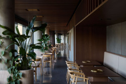 Sedět se v restauraci dá rovněž u samostatných stolů. (Restaurace Hansik v Praze; Neuhäusl Hunal)