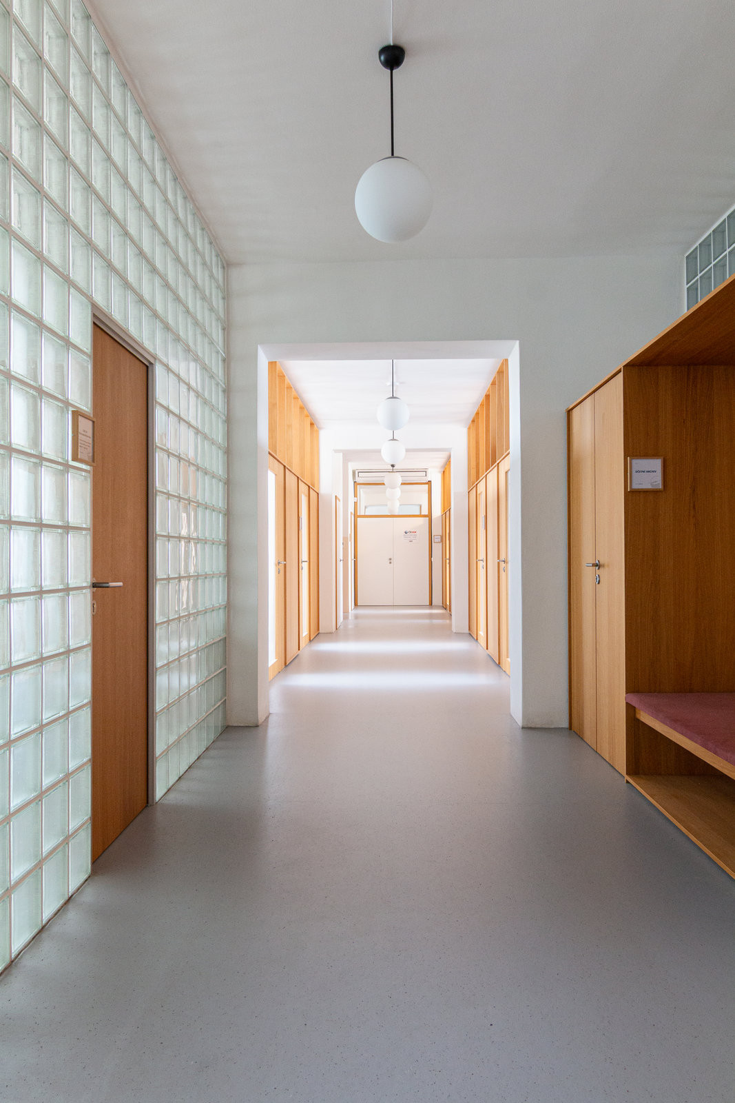 Architekti navrhli pracovat také s luxferami a tak do trojtraktové dispozice přivést světlo. (Rekonstrukce kanceláří VHOS a.s. v Moravské Třebové; tomato studio)