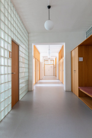 Architekti navrhli pracovat také s luxferami a tak do trojtraktové dispozice přivést světlo. (Rekonstrukce kanceláří VHOS a.s. v Moravské Třebové; tomato studio)
