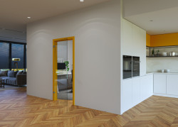 Dveře CRISTAL KLAR s čirým sklem a zárubní v dekoru RAL 1021 – Žlutá hořčičná