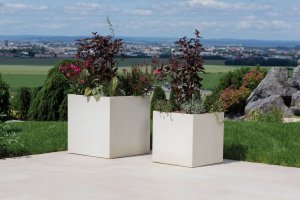 Atraktivní pohledový beton, příjemný hladký povrch, nižší hmotnost a mimořádná odolnost předurčují květináče LITE CUBE a BLOCK k širokému použití zejména v harmonii s moderní architekturou. Ilustrační foto.