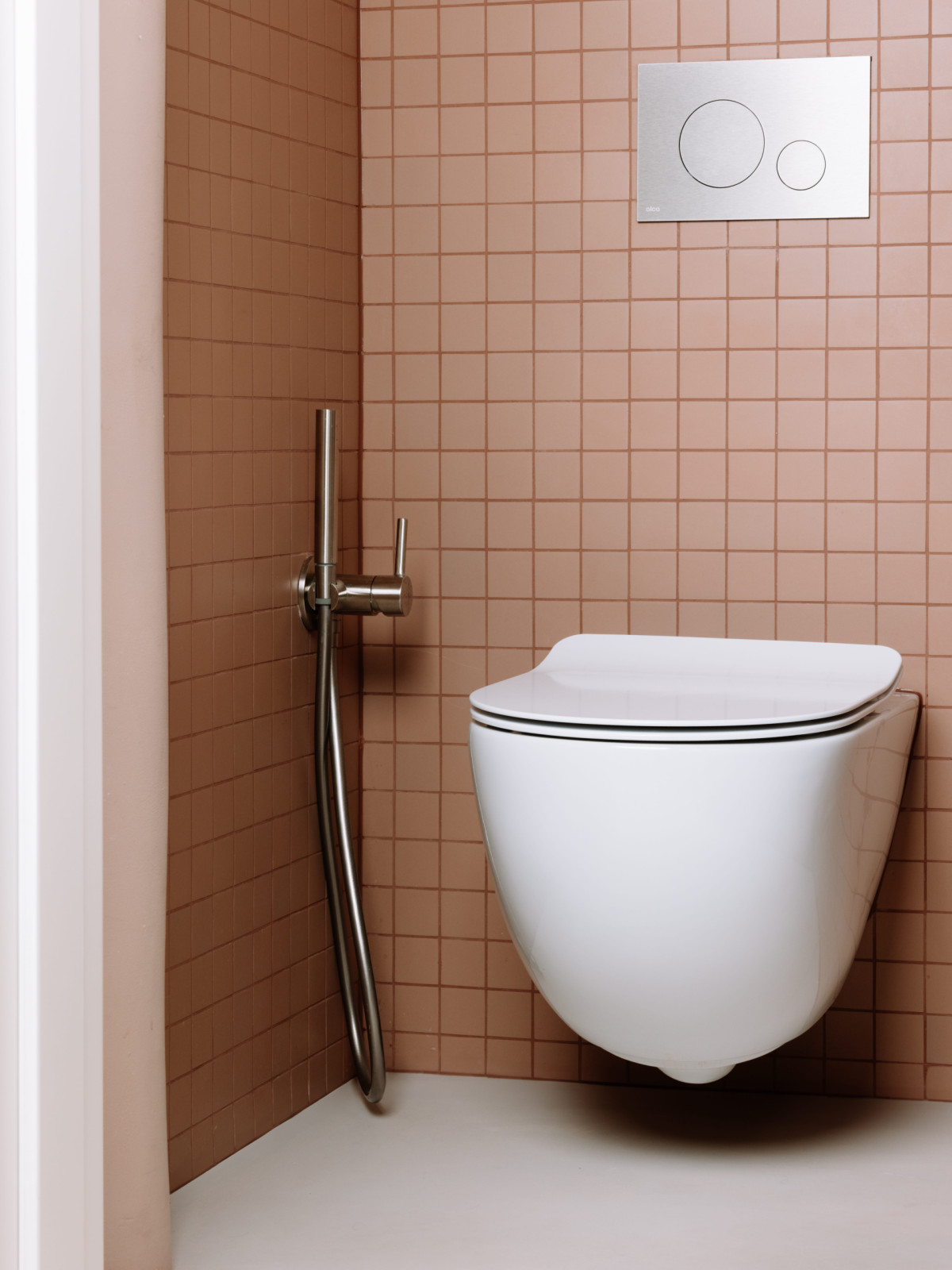 Pohled na toaletu (Byt Bulharská; Anna Koukolová architekti)