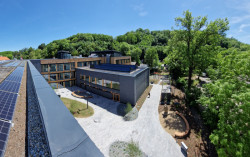 Škola v Českobrodské ulici od  ECOTEN: Pohled na vegetační střechu