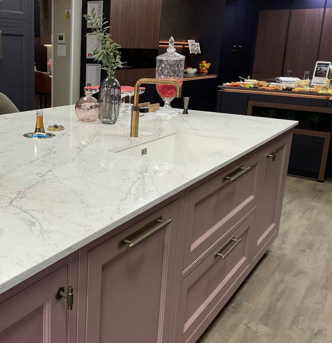 Leštěný tvrzený kámen Calacatta Olympos od TechniStone.