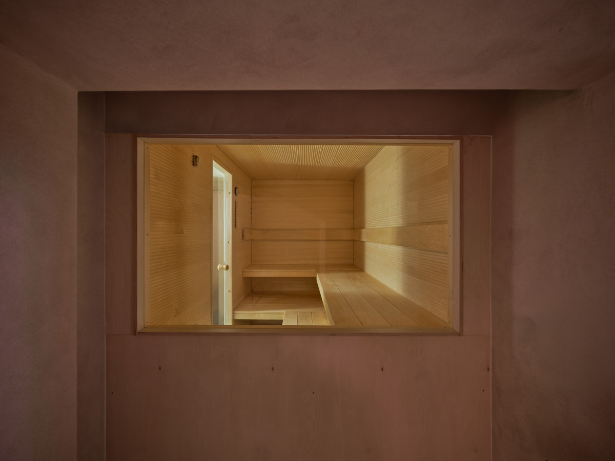 Sauna slouží jen obyvatelům domu. (Komunitní sauna; Jana Štěrbáková, Eduard Štěrbák)