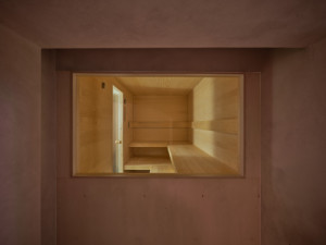 Sauna slouží jen obyvatelům domu. (Komunitní sauna; Jana Štěrbáková, Eduard Štěrbák)
