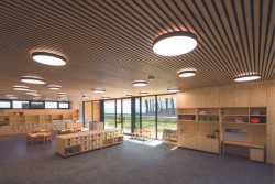 Mateřská škola Doubek v Pardubicích, Med Pavlík architekti: V interiérech byly použity především přírodní materiály