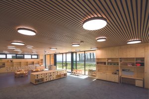 Mateřská škola Doubek v Pardubicích, Med Pavlík architekti: V interiérech byly použity především přírodní materiály